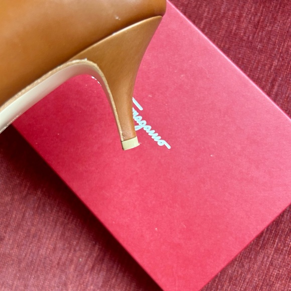 Salvatore Ferragamo Women's Brown Leather Heels. Size 9.5. - Picture 6 of 8